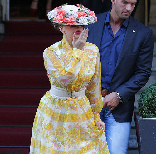 Lady Gaga mang lò mổ thịt lên sân khấu - 12