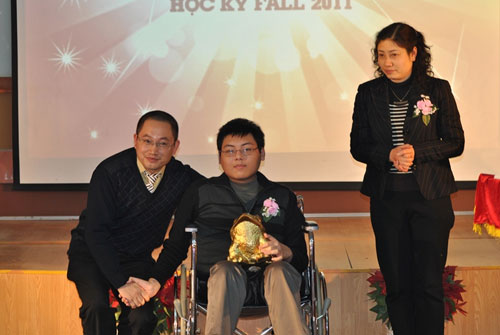 Nghị lực của chàng SV liệt cả hai chân - 2