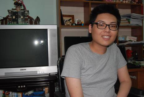 Nghị lực của chàng SV liệt cả hai chân - 1