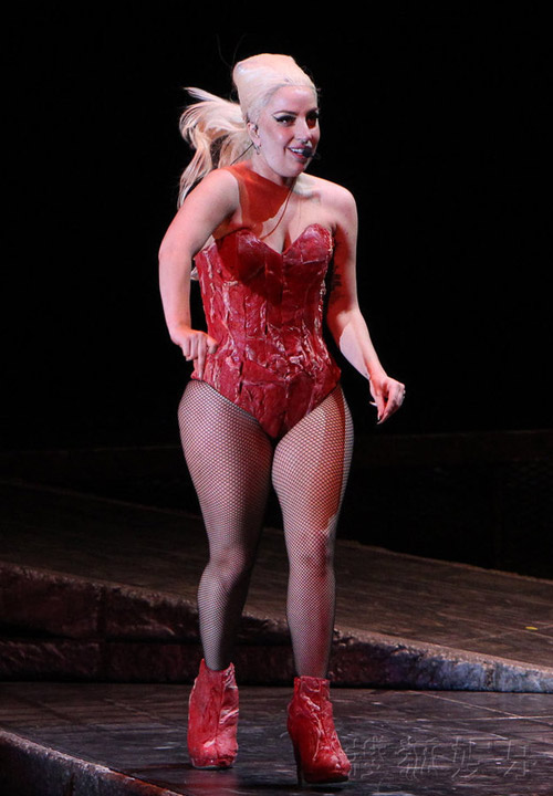 Lady Gaga mang lò mổ thịt lên sân khấu - 5
