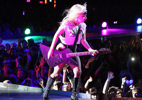 Lady Gaga mang lò mổ thịt lên sân khấu - 2