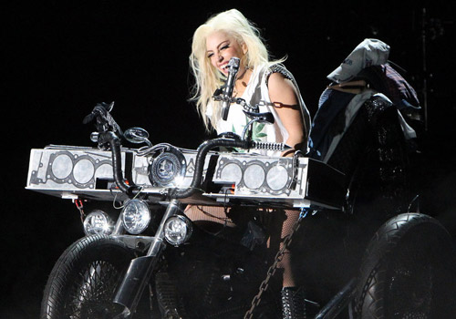 Lady Gaga mang lò mổ thịt lên sân khấu - 3