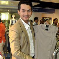 Hậu trường phim - Đức Tiến háo hức chọn đồ cho vợ