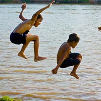 Sức khỏe đời sống - Không tắm ao, hồ vẫn chết do amip ăn não?