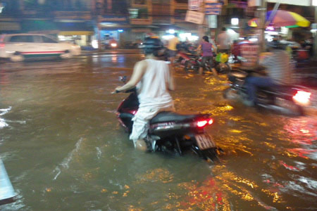 TP.HCM: Cuộc sống đảo lộn vì triều cường - 2