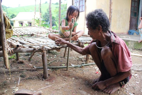 Dân vùng động đất “chê” nhà của EVN xây - 2