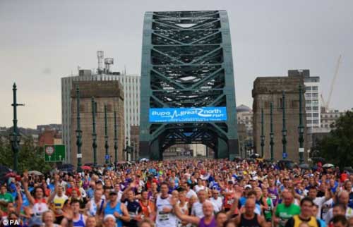 Người đàn ông mặc 302 chiếc quần chip - 3