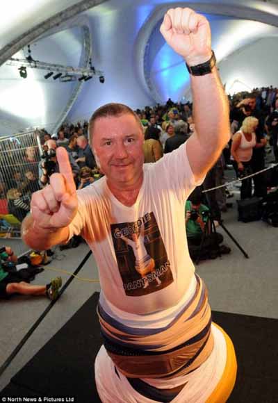 Người đàn ông mặc 302 chiếc quần chip - 2