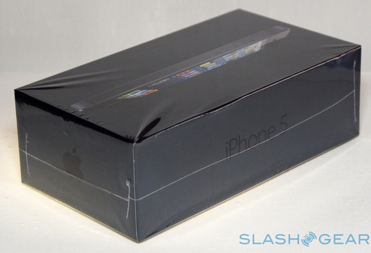 iPhone 5 được đựng trong vỏ hộp màu đen, với băng dính bảo vệ cẩn thận