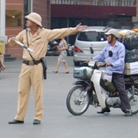 Tin tức trong ngày - Mỗi CSGT bỏ túi một cẩm nang đạo đức