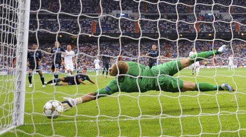 Real: Có một người đang “vui” - 2