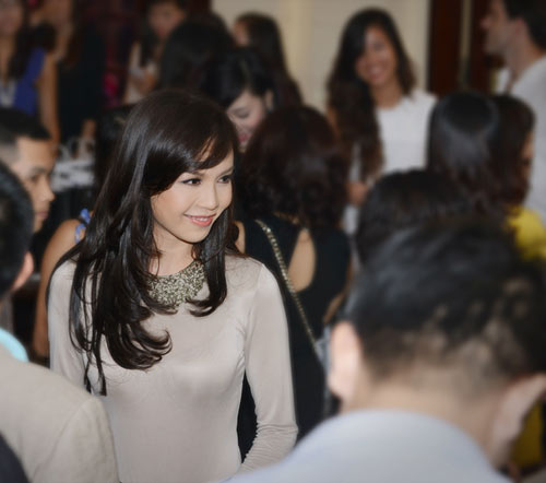 Á hậu Tú Anh sắc lẹm như "mèo hoang" - 9