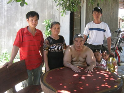 Ông cựu binh... mặc váy - 2