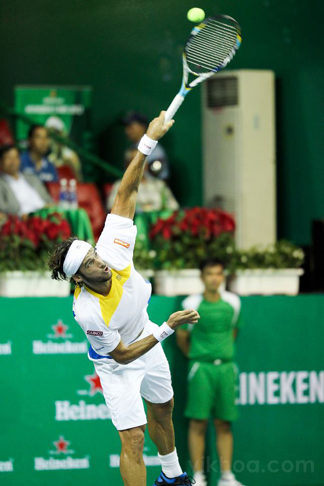 Cú giao bóng là vũ khí mạnh nhất của tay vợt vừa kỷ niệm sinh nhật thứ 31 khi tới Việt Nam. Mùa giải 2011, Lopez xếp thứ 3 trong số những tay vợt có số ace nhiều nhất trong một năm với 734 cú ace.