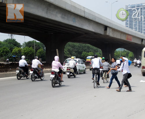 Cầu vượt, hầm chui tiền tỷ chỉ để… họp chợ - 8