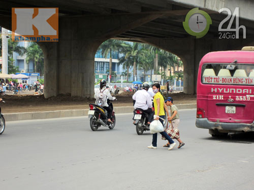 Cầu vượt, hầm chui tiền tỷ chỉ để… họp chợ - 9