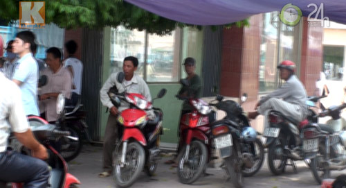 Cầu vượt, hầm chui tiền tỷ chỉ để… họp chợ - 3