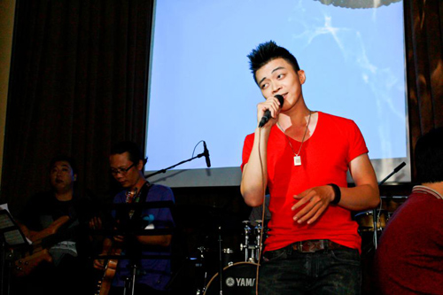 Mẹ Võ Trọng Phúc đóng MV cho con trai - 8