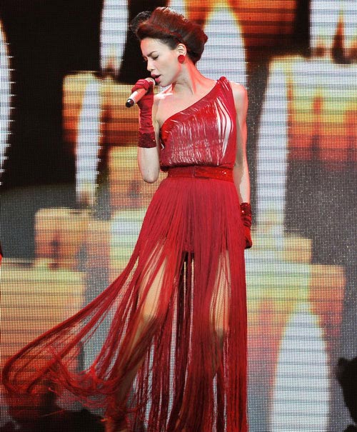 "Chân dài đi hát" chỉ cần khoe thân? - 12