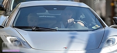 Miley Cyrus và Liam lái McLaren dạo phố - 1