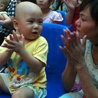 Tin tức trong ngày - Rưng rưng xem trẻ ung thư đón trung thu