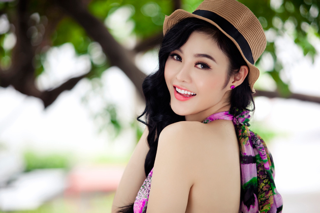 Từng là một hot girl nổi tiếng về độ ăn chơi, nên khi đăng quang hoa hậu cuộc thi nhỏ tổ chức dành cho người Việt tại Mỹ, ngôi vị mới của cô gây nhiều bất ngờ