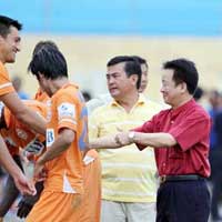 Bóng đá - 1 ông chủ 2 đội bóng: Trách ai, ai trách?