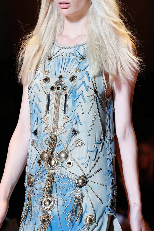 Ngắm nữ hoàng thời đại đồ đá của Versace - 4