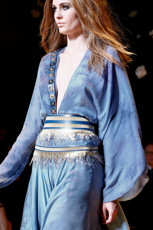 Ngắm nữ hoàng thời đại đồ đá của Versace - 11