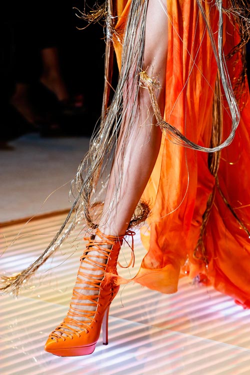 Ngắm nữ hoàng thời đại đồ đá của Versace - 16