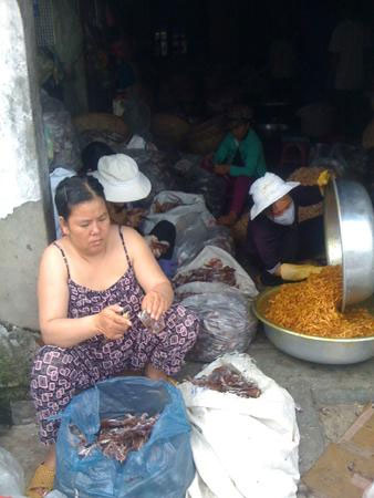 Rợn người công nghệ chế biến mực bẩn - 2