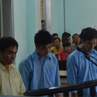 Pháp luật - Kẻ "cứu" em trai nên đánh công an lãnh án