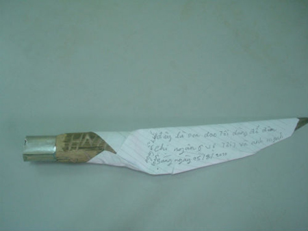 Kẻ tử tù khắc chữ "hận tình" trên dao - 2