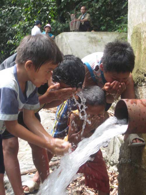 Phóng sự ảnh: Cả thôn chống "cướp rừng" - 11