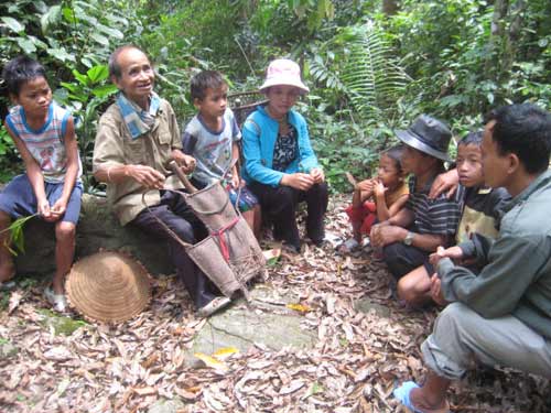 Phóng sự ảnh: Cả thôn chống "cướp rừng" - 13