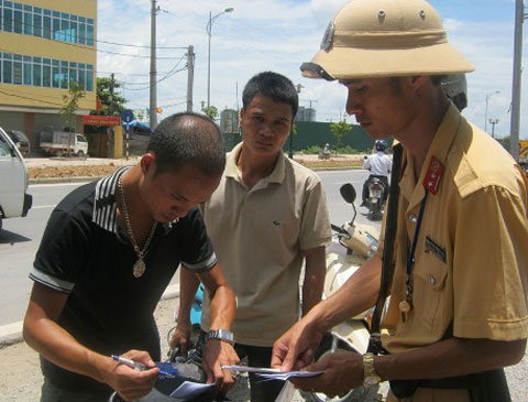 Tài xế taxi "cố thủ", thi gan với cảnh sát - 2