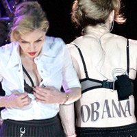 Madonna giật phăng áo trên sân khấu