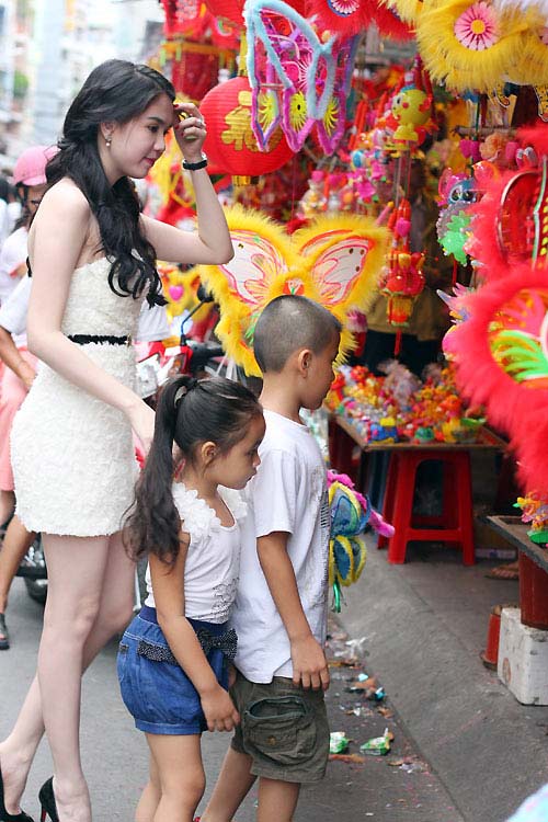 Ngọc Trinh đọ mắt tròn xoe với cháu gái - 3