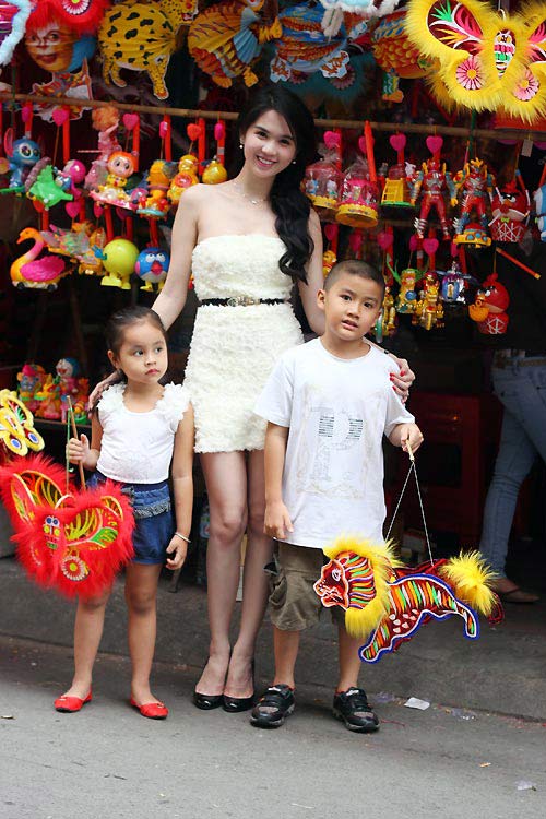 Ngọc Trinh đọ mắt tròn xoe với cháu gái - 18