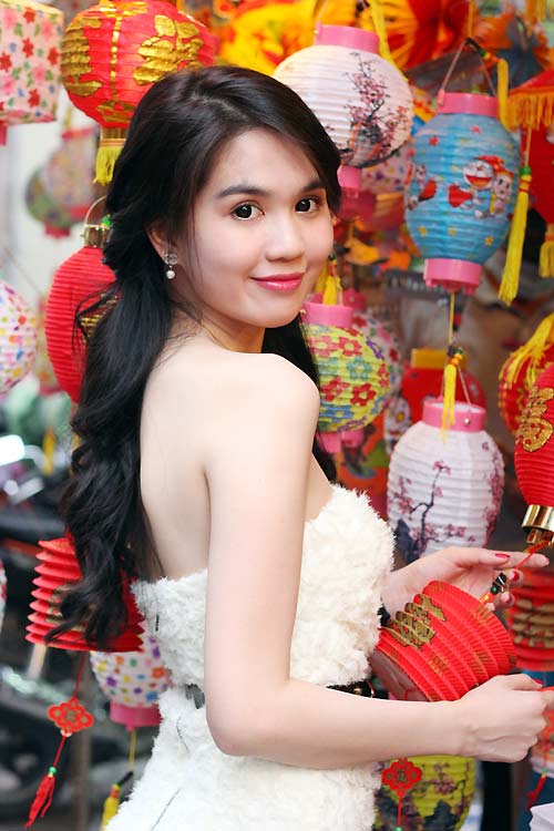 Ngọc Trinh đọ mắt tròn xoe với cháu gái - 16