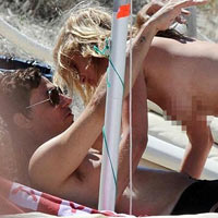 Xu hướng thời trang - Kate Moss cùng chồng diễn "cảnh nóng"