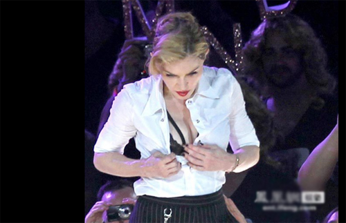 Madonna giật phăng áo trên sân khấu - 1