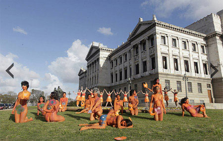 Bạo gan khỏa thân trước cửa quốc hội - 4