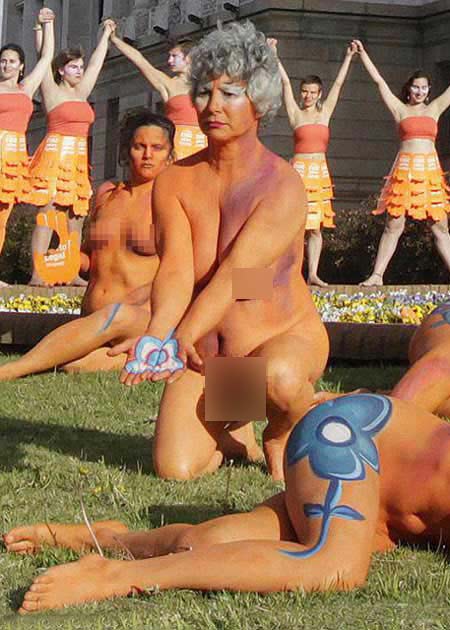 Bạo gan khỏa thân trước cửa quốc hội - 5