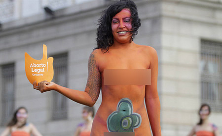 Bạo gan khỏa thân trước cửa quốc hội - 2