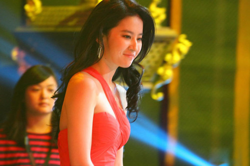 Lưu Diệc Phi "nửa kín nửa hở" hút mắt - 13