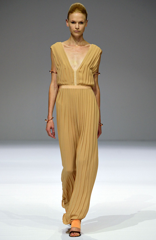 Paris FW chọn màu vàng mở màn để lấy hên - 4