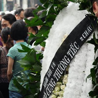 Tin tức trong ngày - Vòng hoa viếng tang: Chỉ nên vận động