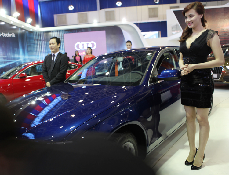 Người đẹp cùng với ông Trần Tấn Trung - Đại diện Audi Việt Nam