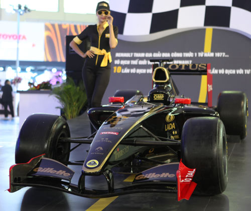 Xe đua F1 'ngạo nghễ' tại Vietnam Motor Show 2012 - 1